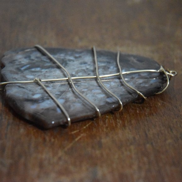 Wrapped dark triangular pendant | Jewelry - Picture 5 of 5